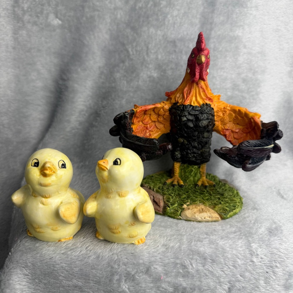 Rooster and Chicks Salt and Pepper Shaker Set with Caddy Farmhouse Decor Resin - Picture 5 of 7